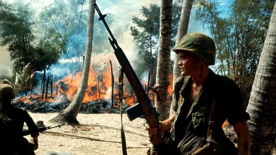 Soldado americano queimando vila no Vietnã em 1965 - Gamma-Rapho via Getty Images