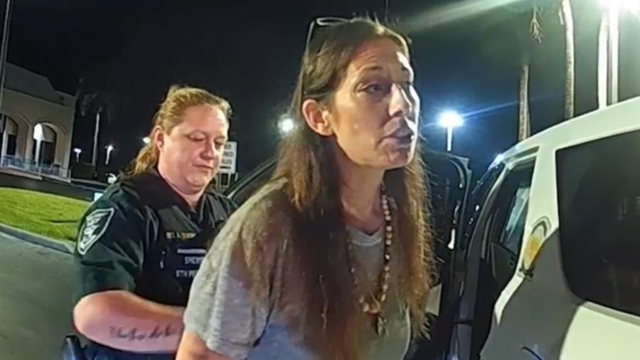 Mulher liga para polícia para denunciar próprio roubo de carro - Reprodução