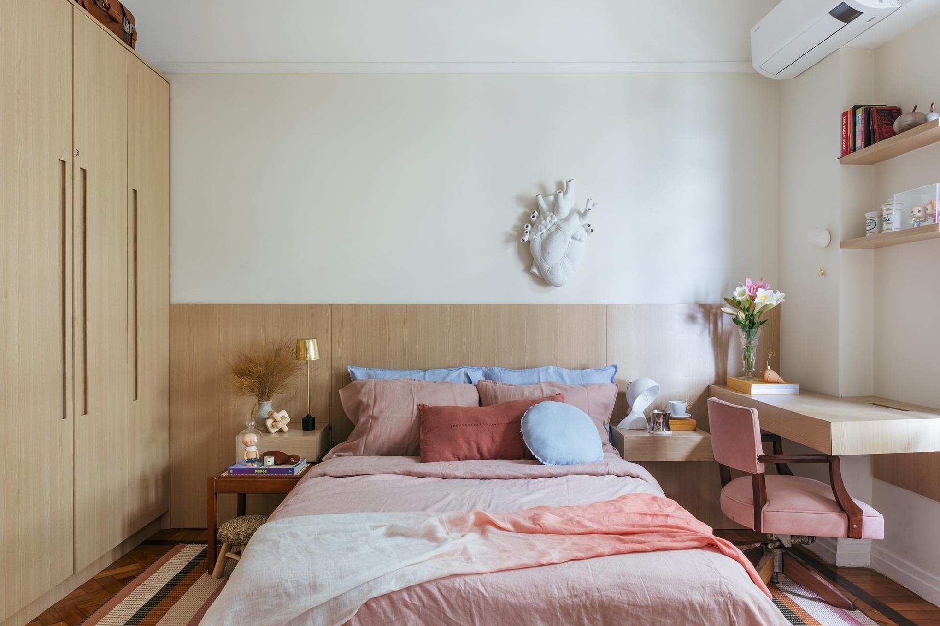 Na roupa de cama de linho, os tons que são a base de toda a decoração: rosa e bege. "Busquei peças de design nacional. Também garimpei muita coisa em leilões e antiquários. O sofá do Sergio Rodrigues, por exemplo, estava em péssimo estado. Restaurei a madeira e a espuma e estofei em couro. Do mesmo designer, o banquinho Marcos, em jacarandá, também foi totalmente renovado", detalha o arquiteto. - Luiza Schreier/Divulgação