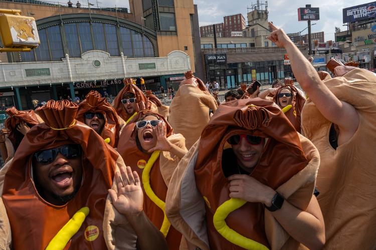 Torcida do Nathan's Annual Hot Dog Eating Contest 