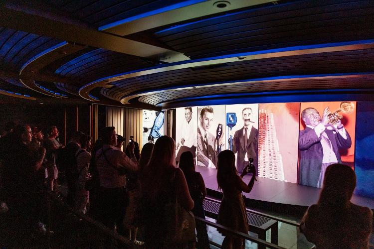 Auditório passa pequeno filme sobre a história do Rockefeller Center