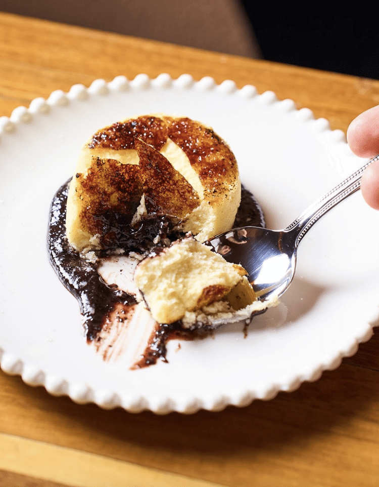 A torta de queijo brûlée com baunilha do cerrado e calda de jabuticaba, do Clandestina