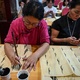 Jovens chinesas tiram do esquecimento antiga escrita secreta usada por mulheres - Jade GAO / AFP