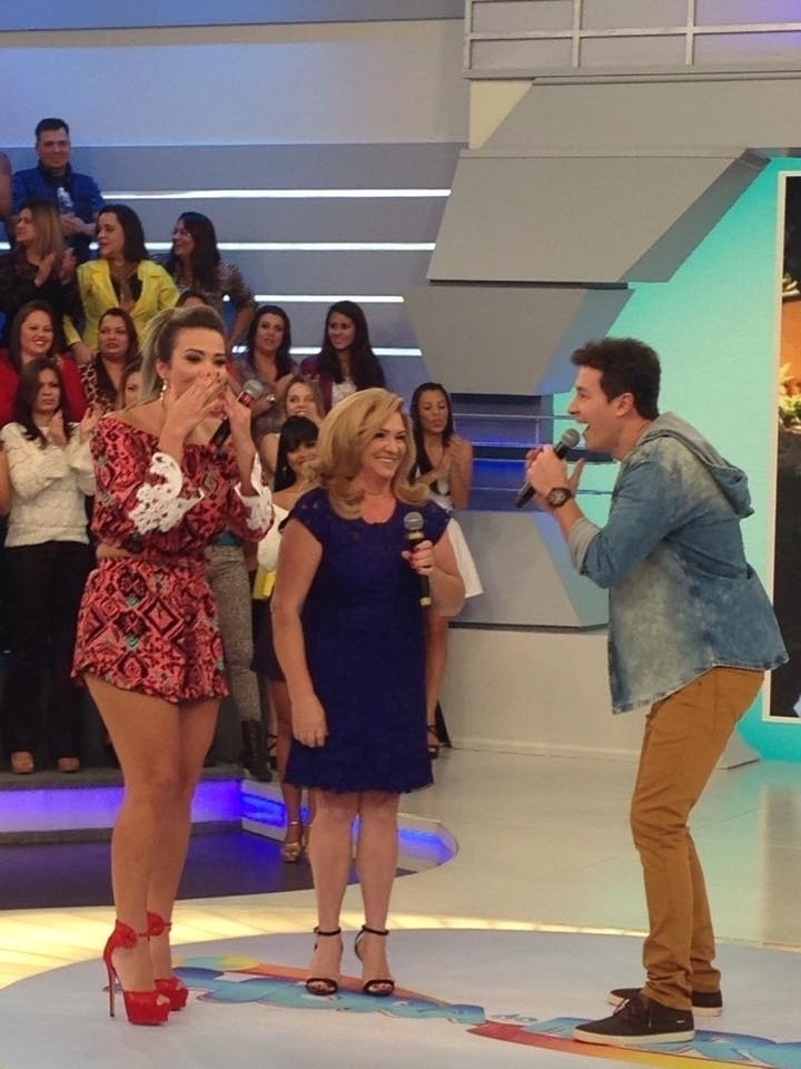 21.jul.2015 - Geisy ficou chocada com a nova aparência da mãe, Maria, que ganhou uma transformação no visual