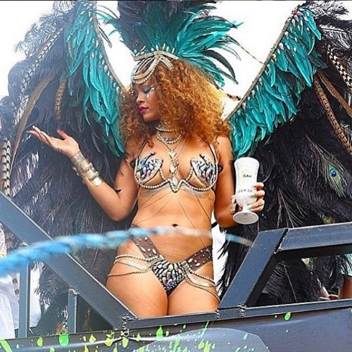 3.ago.2015 - Vestida com um traje típico do Carnaval de Barbados, Rihanna comemora o Kadooment Day em seu país natal. A cantora costuma passar férias no Caribe e sempre é fotografada festejando à vontade durante as festividades