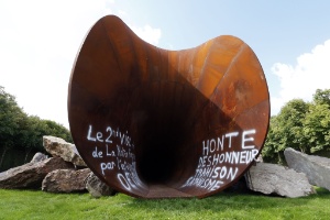 A obra "Dirty Corner", de Anish Kapoor, apelidada como "vagina da rainha" foi alvo de vandalismo no Palácio de Versalhes, na França - François Guillot/AFP Photo