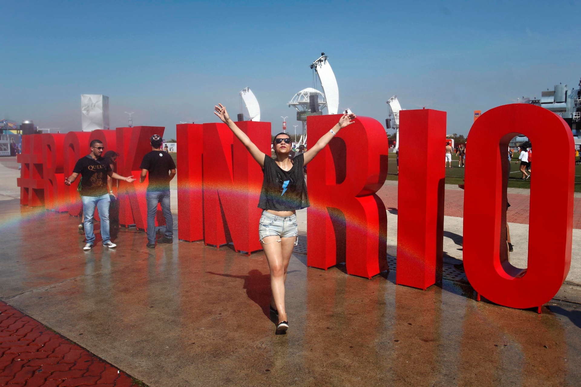 18.set.2015 - Alcançando temperaturas de mais de 30 °C, o sol não perdoou o público que chega na Cidade do Rock, onde acontece a edição deste ano do Rock In Rio. - Dhavid Normando/Estadão Conteúdo