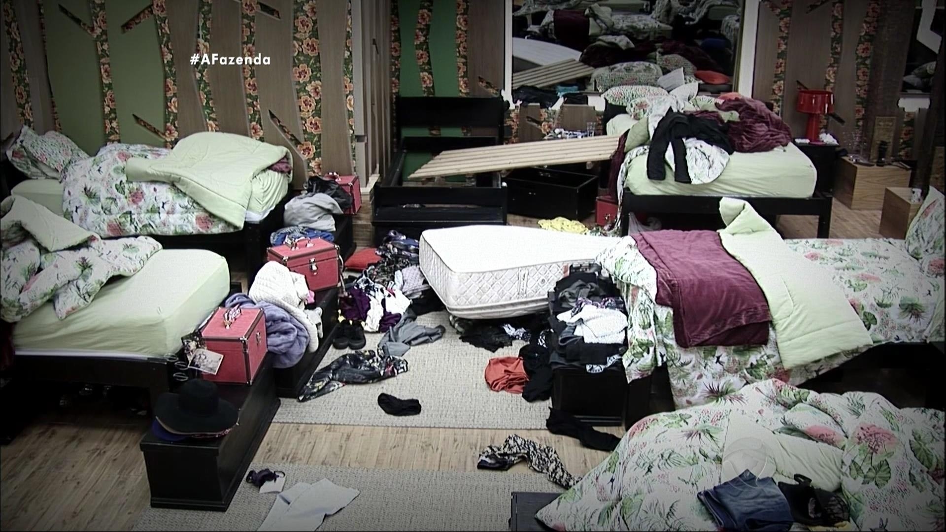 16.out.2015 - Cama de Mara Maravilha fica destruída - Reprodução/Record