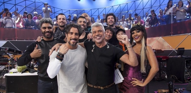 Marcos Mion posa com Lulu Santos no palco do "Legendários" - Divulgação/Record