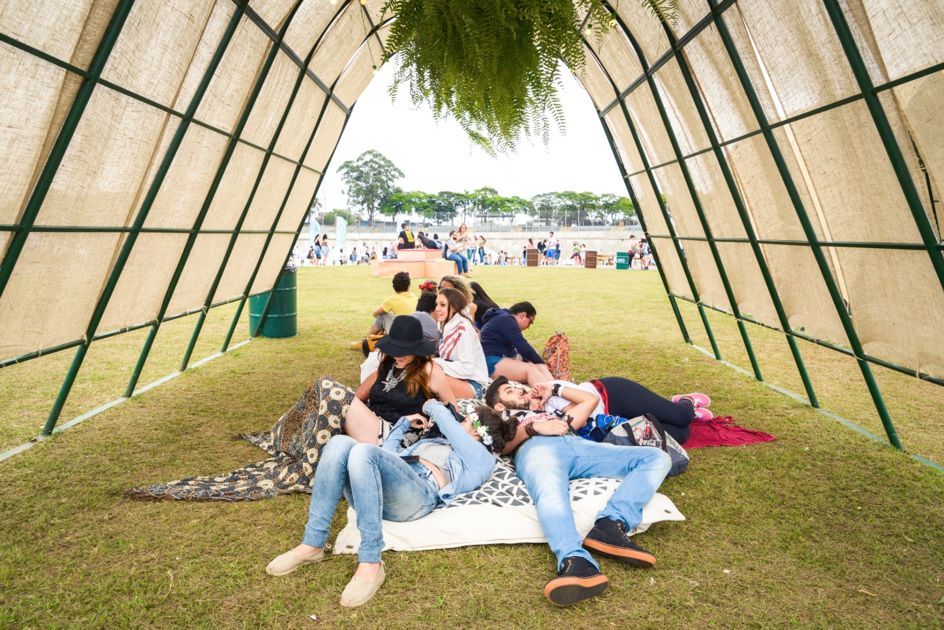 13.mar.2016 - Público relaxa no Lollapalooza Brasil 2016 no intervalo entre um show e outro - Rafael Roncato/UOL