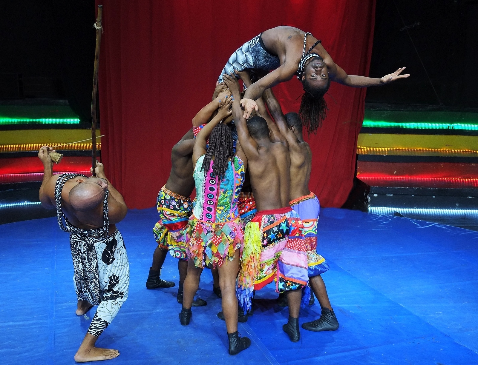 Companhia circense do AfroReggae, Afro Circo apresenta espetáculo "Gênesis, o Mix da Criação" no Rio - Guga Melgar