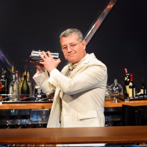 6.mar.2016 - Garçom do Jô há 25 anos, Alex entrou por fatalidade no programa - Ramon Vasconcelos /Globo - Ramon Vasconcelos /Globo