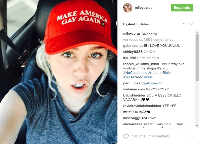 21.jul.2016 - Sempre sem papas na língua, Miley Cyrus publicou teria postado uma foto comum em seu carro, se não fosse pela mensagem escrita em seu boné escolhido. A cantora escolheu um assessorio vermelho com a frase: 