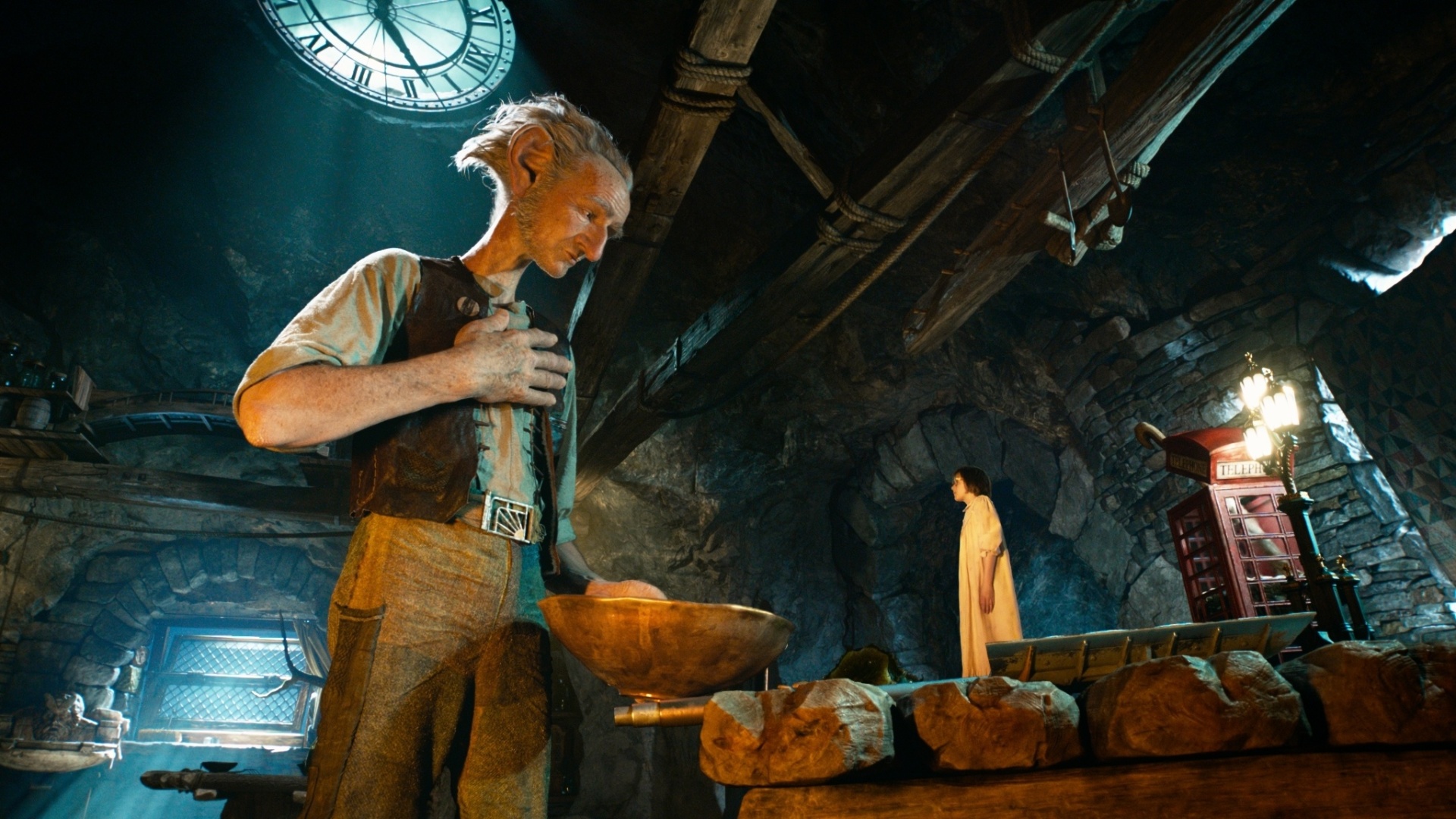 Mark Rylance e Ruby Barnhill como o gigante BGA e a pequena Sofia em cena do filme "O Bom Gigante Amigo" - Divulgação