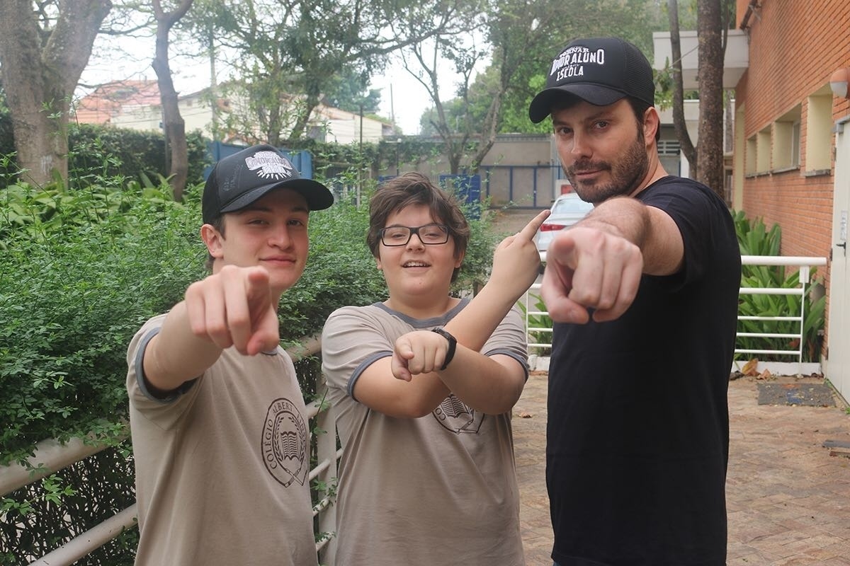 Danilo Gentili posa com atores mirins nos bastidores de filmagem do seu primeiro longa, "Como Se Tornar o Pior Aluno da Escola", que estreia em 2017 - Divulgação