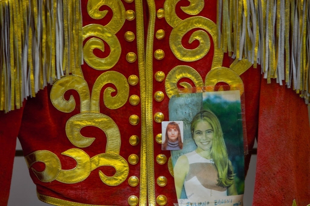 Jaqueta de paquita da atriz Juliana Baroni, entregue pela mãe dela à padroeira e que está exposta na Sala das Promessas - Roosevelt Cássio/UOL