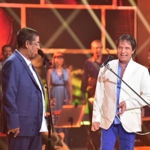 7.nov.2016- Roberto Carlos se diverte no palco do seu especial ao lado de Zeca Pagodinho - Mauricio Fidalgo/TV Globo - Mauricio Fidalgo/TV Globo