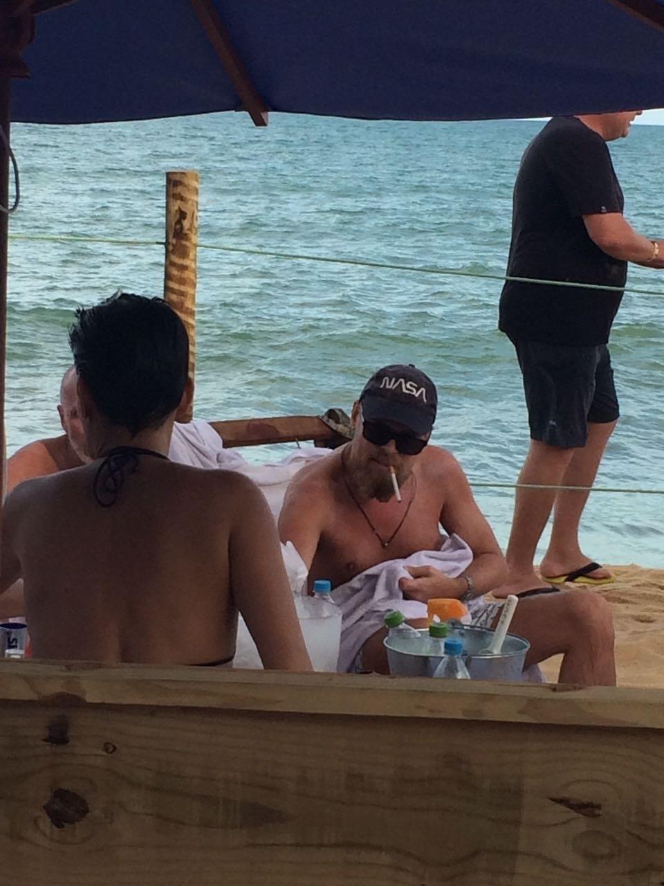 Esta foto foi divulgada sexta-feira (30) pela assessoria da agência Haute, que organiza festas em Trancoso, dizendo que Leonardo DiCaprio estava no local - Divulgação