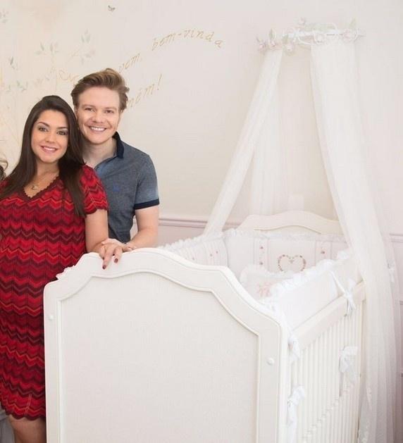 Thaís e Teló acharam desnecessário um novo berço, já que o de Melinda foi usado pouco, menos de um ano e resolveram não desfazer do móvel de madeira maciça, que custa mais de 4 mil reais - Reprodução/Instagram/@tatafersoza