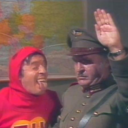 Chapolin faz careta para estátua de Adolf Hitler no episódio "O Ladrão do Museu de Cera" - Reprodução/SBT - Reprodução/SBT
