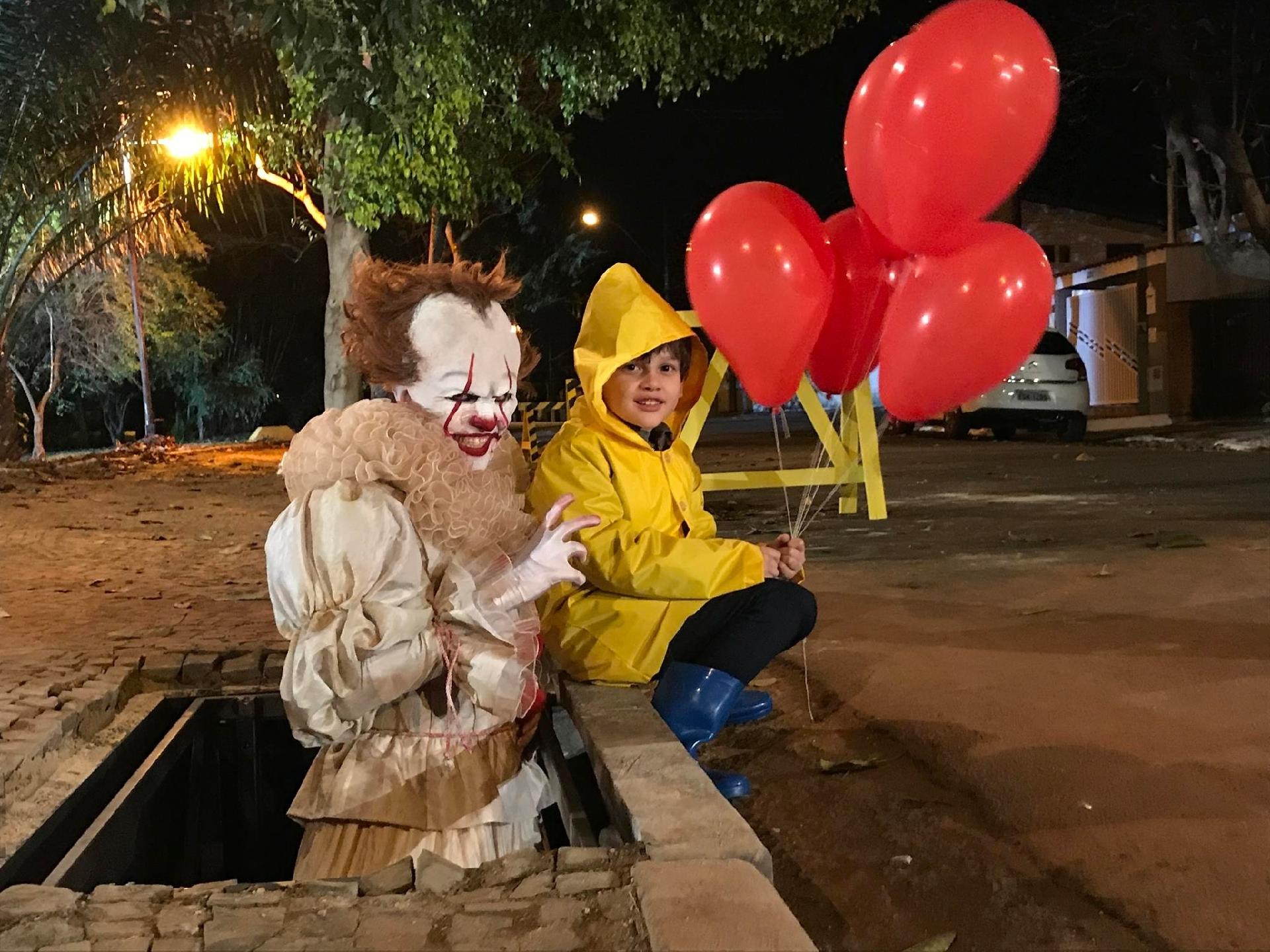 Robim Castro interpreta o palhaço Pennywise com o ator mirim Gian Lucca na pegadinha "It: A Coisa", do "Programa Silvio Santos" - Divulgação/SBT