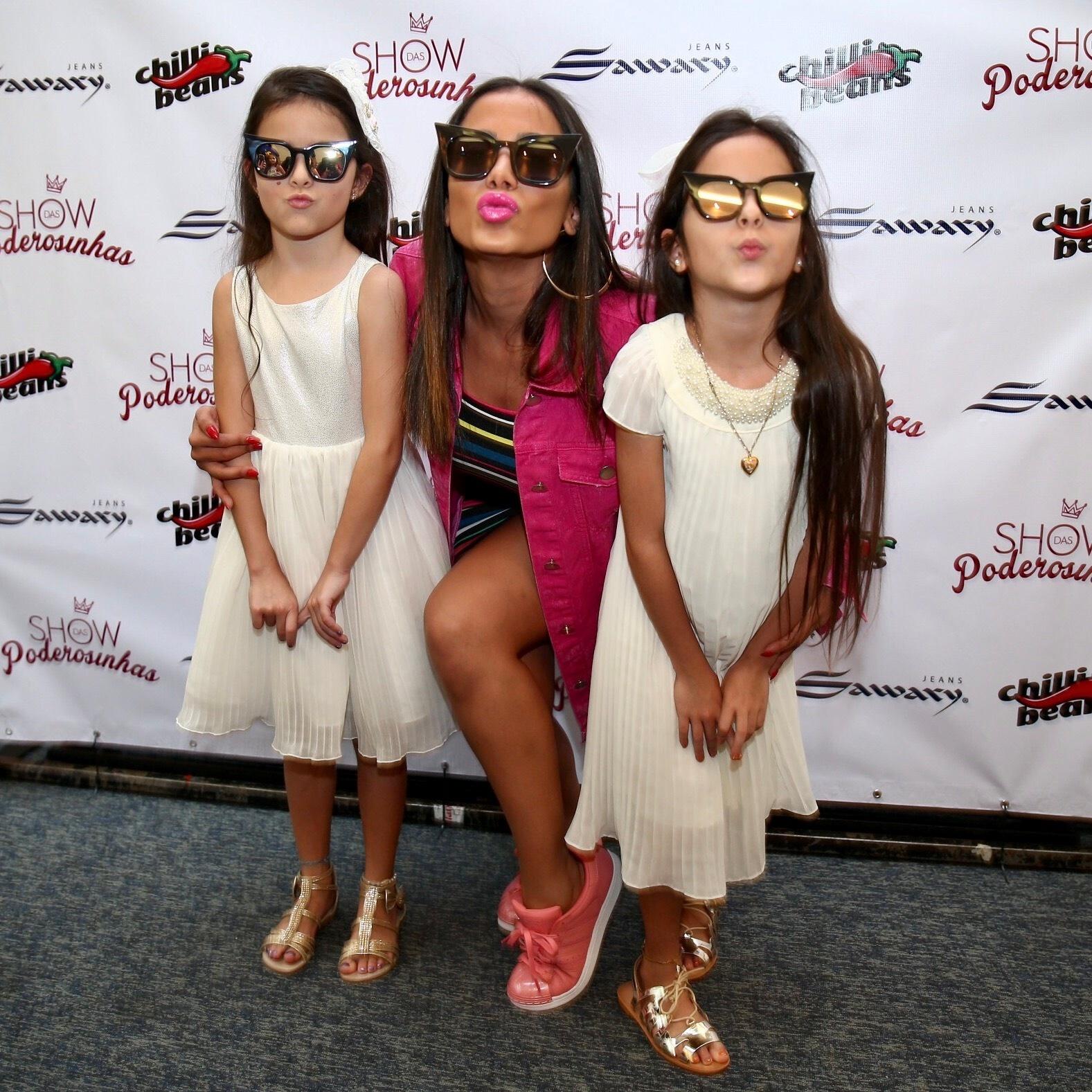 Fofas, as gêmeas filhas de Flávia e Luciano Camargo fizeram pose com Anitta - Manuela Scarpa/Brazil News
