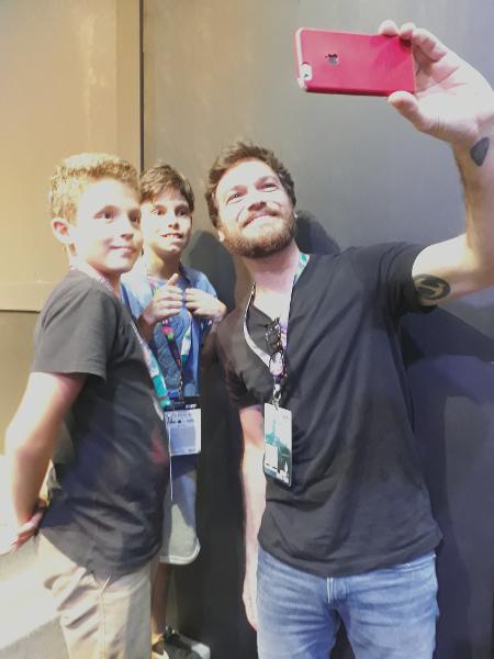 Emilio Dantas tira selfie com crianças na Comic Con Experience 2017 - Paulo Pacheco/UOL