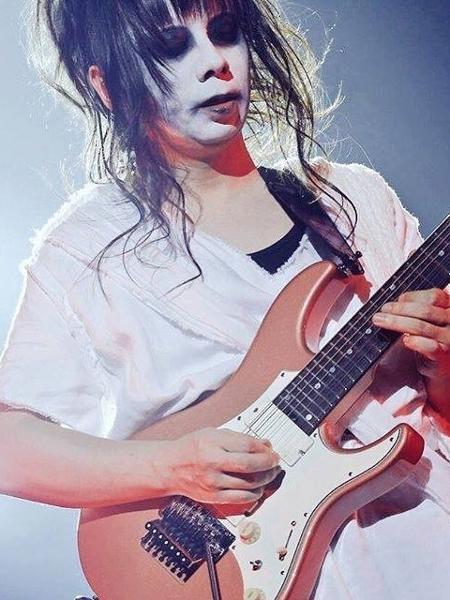 O guitarrista japonês Mikio Fujioka, que tocava com o Babymetal - Reprodução