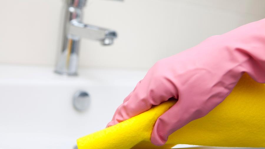 Você costuma higienizar a torneira do banheiro ou só a pia?  - Getty Images 