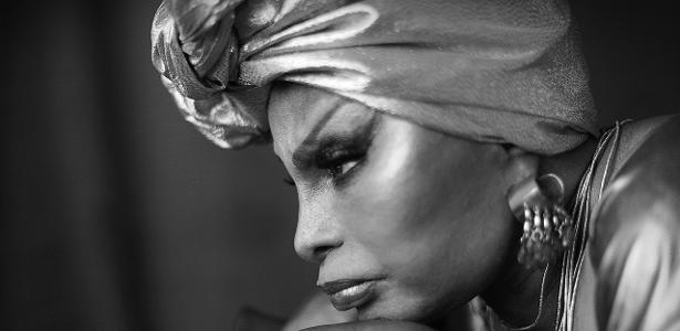 "É uma mulher que tem coragem de dizer, de lutar, de buscar. Uma mulher que luta, sozinha. Mulher." - Divulgação - Divulgação