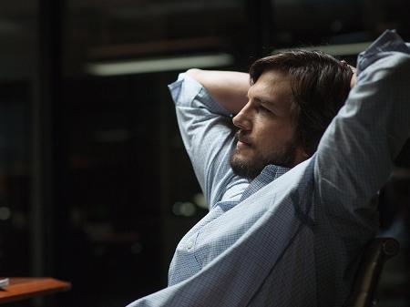 Ashton Kutcher em "Jobs" (2013) - Divulgação