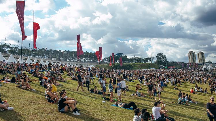 Público aproveita a grama para descansar no Lollapalooza Brasil 2018 - Felipe Gabriel/UOL - Felipe Gabriel/UOL