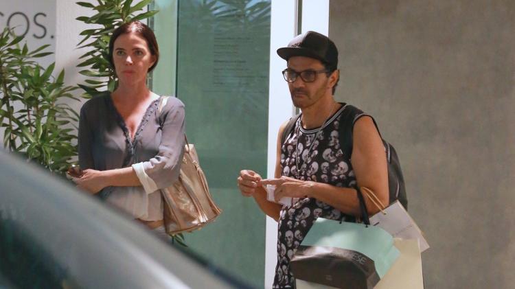 Acompanhada de um amigo, Luma de Oliveira deixou o shopping carregando várias sacolas  - AgNews - AgNews
