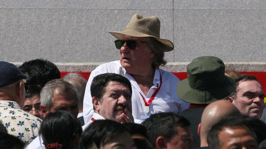 Gérard Depardieu assiste ao desfile militar na comemoração do aniversário da Coreia do Norte - Sebastien BERGER / AFP