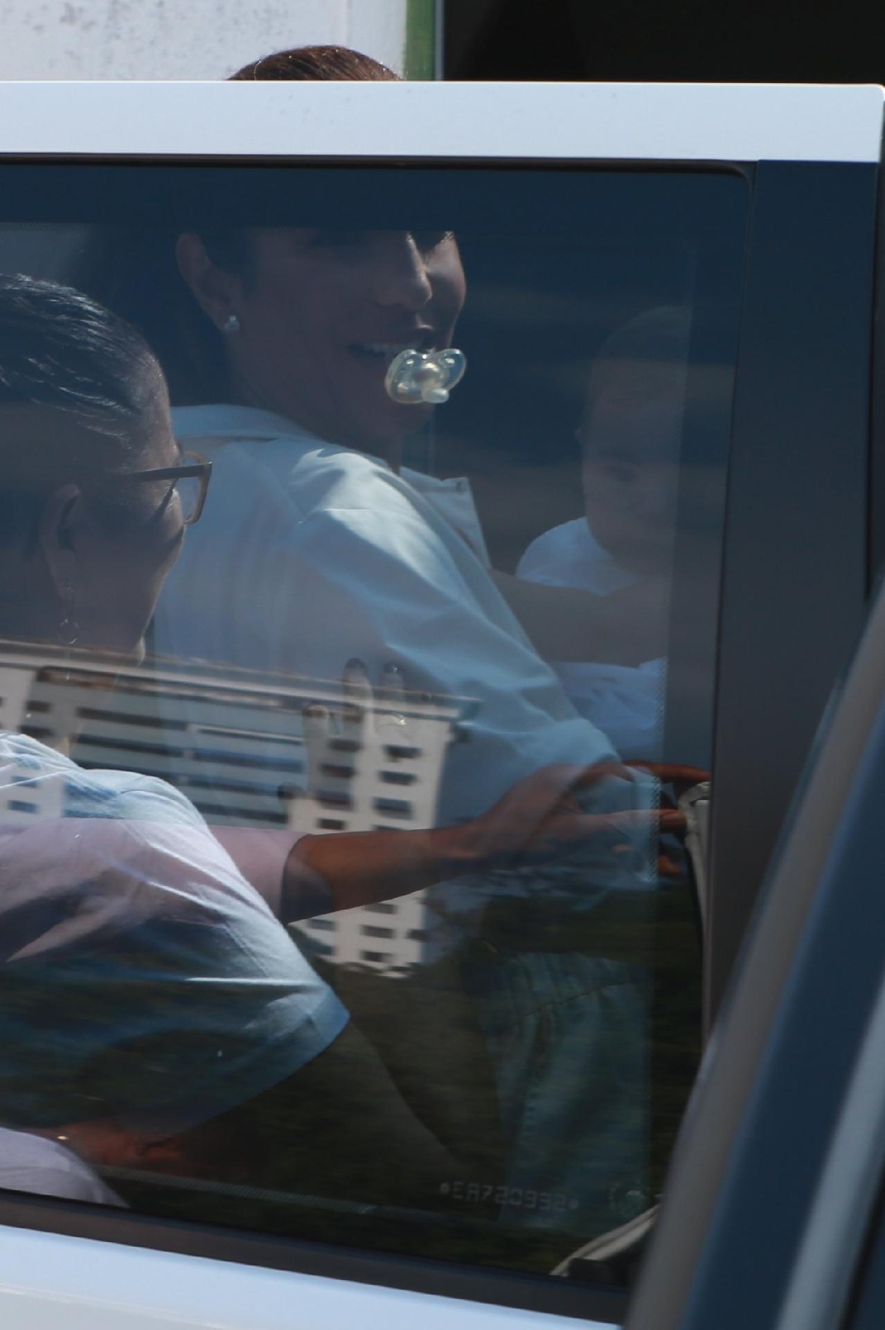 Ivete estava com uma chupeta na boca quando desceu do carro. Após a cerimônia religiosa, uma festa aconteceu no pátio da igreja para os convidados da cantora - AgNews/Dilson Silva