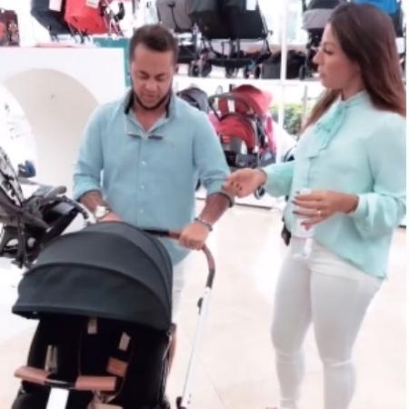 Thammy e Andressa Ferreira escolhem carrinho para o futuro filho - Reprodução/Instagram