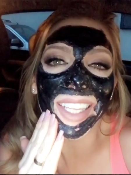 Sheila Mello se irrita com internauta após postar vídeo com máscara no rosto - Reprodução/Instagram