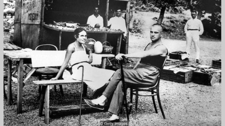 Lilya Brik (à esq.) e o marido, o editor russo Ossip, se apaixonaram ao mesmo tempo pelo poeta Vladimir Maiakóvski (à dir.): eles formaram um 'trisal' por 15 anos - Getty Images - Getty Images