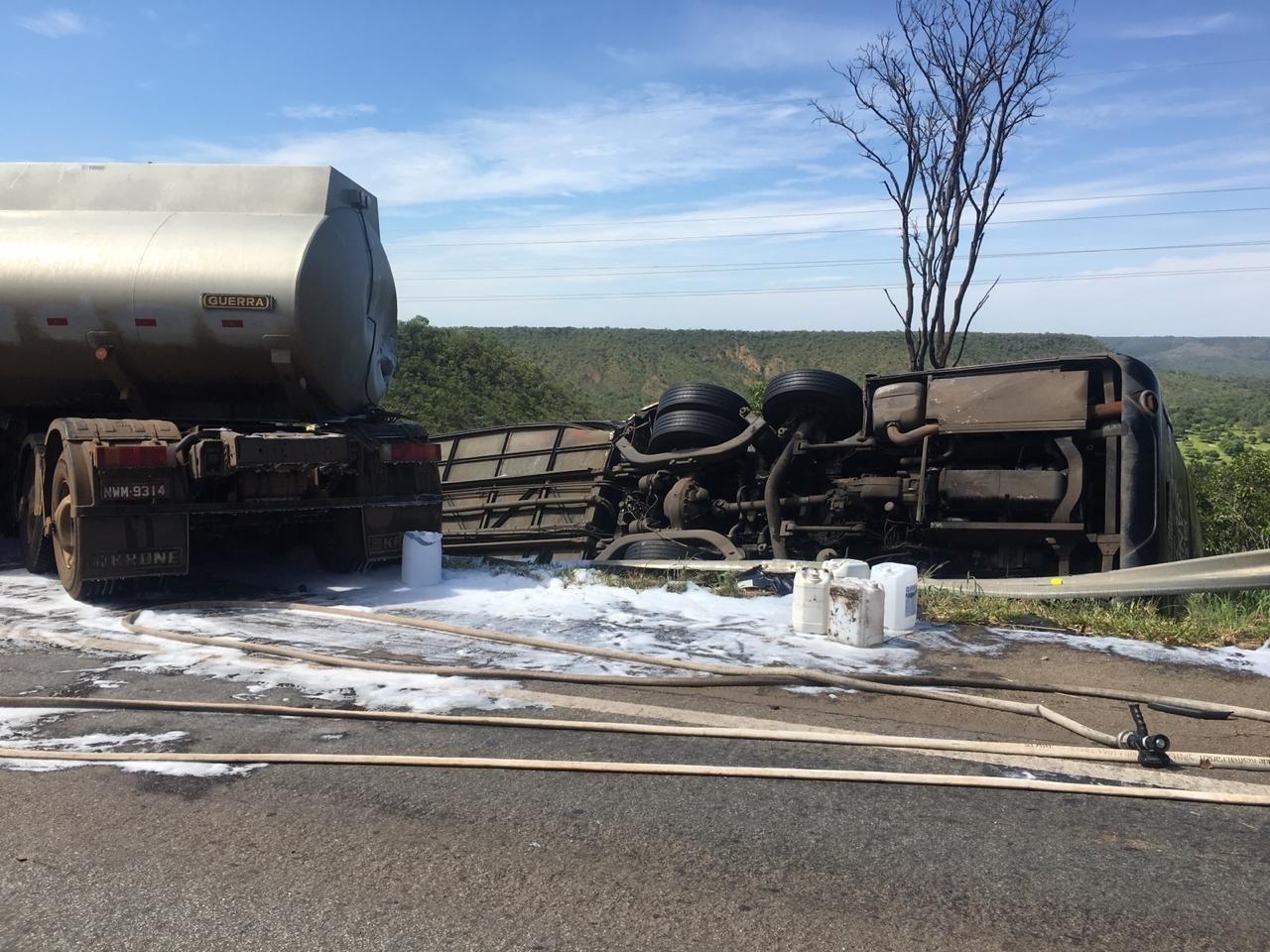 Ônibus da cantora Yasmin Santos cai na lateral da pista após colidir com caminhão-tanque na BR-040 próximo ao município de Cristalina (GO) - Divulgação/PRF