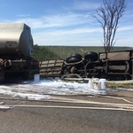 Ônibus da cantora Yasmin Santos cai na lateral da pista após colidir com caminhão-tanque na BR-040 próximo ao município de Cristalina (GO) - Divulgação/PRF