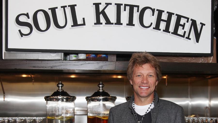 Com Jon Bon Jovi, há, sim, almoço grátis; cantor posa na inauguração do restaurante Soul Kitchen em New Jersey - John W. Ferguson/Getty Images