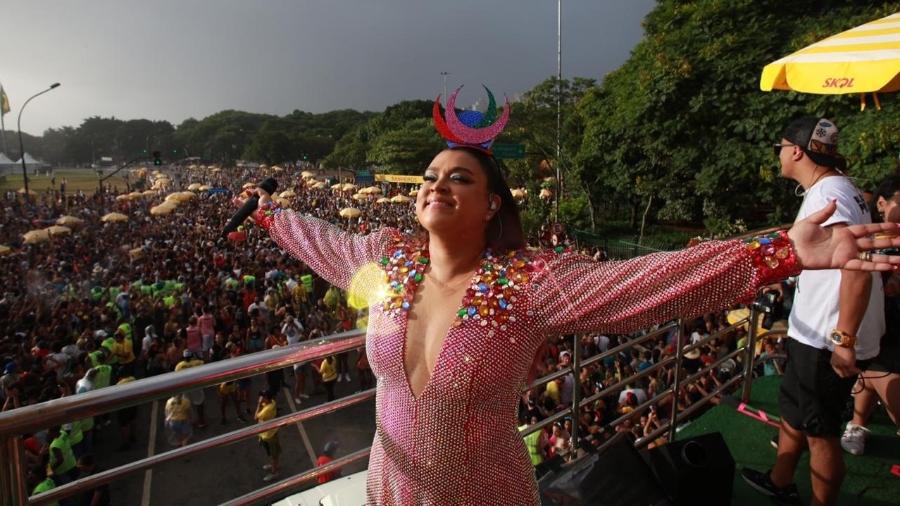 Preta Gil celebra garoa cai no fim da estreia de bloco em SP Preta Gil celebra garoa cai no fim da estreia de bloco em SP