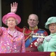 A rainha Elizabeth acena ao lado do marido, o príncipe Philip, e da irmã, a princesa Margaret - AFP