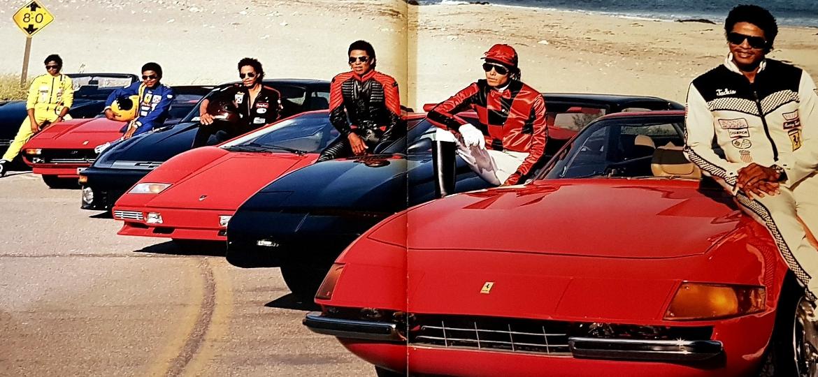 Como se diferencia dos irmãos vestidos de piloto? Michael Jackson se veste de jóquei, junto a um Pontiac Trans AM - Harrison Funk/Michael Jackson"s Opus/Reprodução