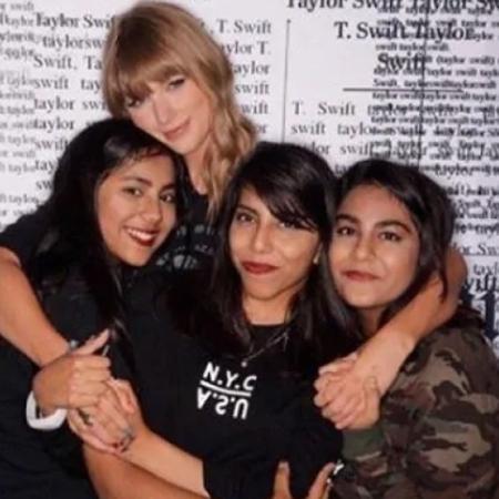 Khurram (centro) com Taylor Swift (fundo) e amigas - Instagram/Reprodução