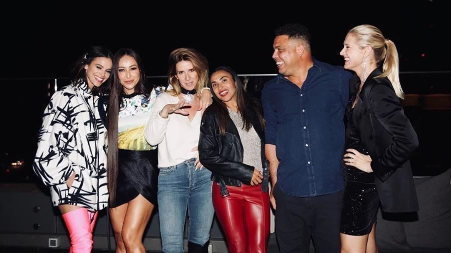 Ronaldo com convidados de sua festa; Bruna Marquezine e Sabrina Sato prestigiaram evento - Reprodução/Instagram