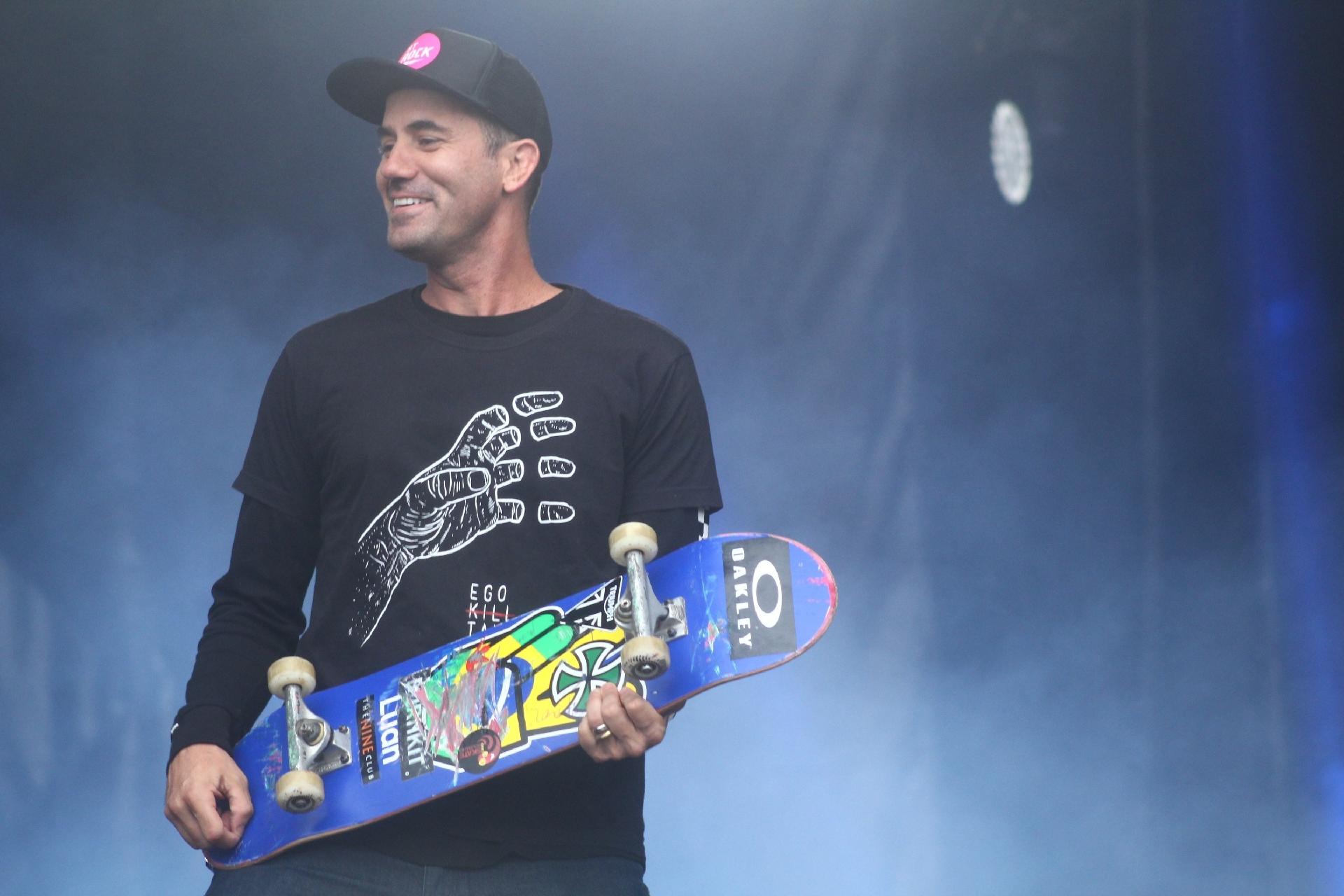 Bob Burnquist surpreende ao aparecer no palco durante o show do Ego Kill Talent - AGATHA GAMEIRO/FRAMEPHOTO/ESTADÃO CONTEÚDO