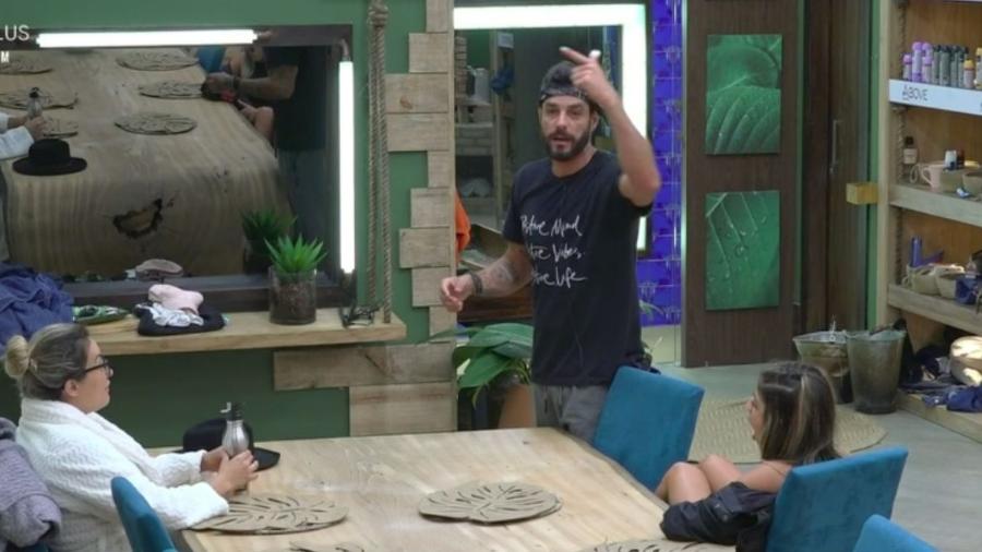 Thayse conversa com Diego - Reprodução/PlayPlus