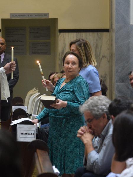 Maria do Céu, mãe do apresentador Gugu Liberato, durante a missa de sétimo dia do filho, em São Paulo - Francisco Cepeda/AgNews