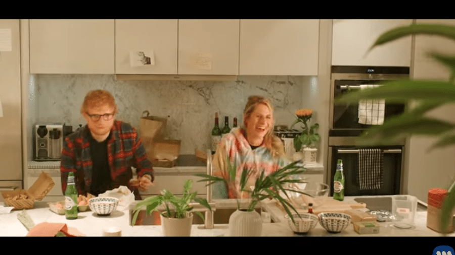 Ed Sheeran e a mulher, Cherry Seaborn, no clipe de Put It All On Me - Reprodução